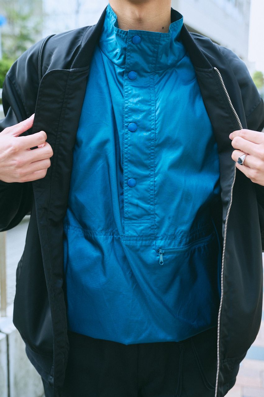 春のブラックコーデは“インナー”で差がつく！中に着込んだのはGジャン、カーディガンetc. - 3枚目の画像