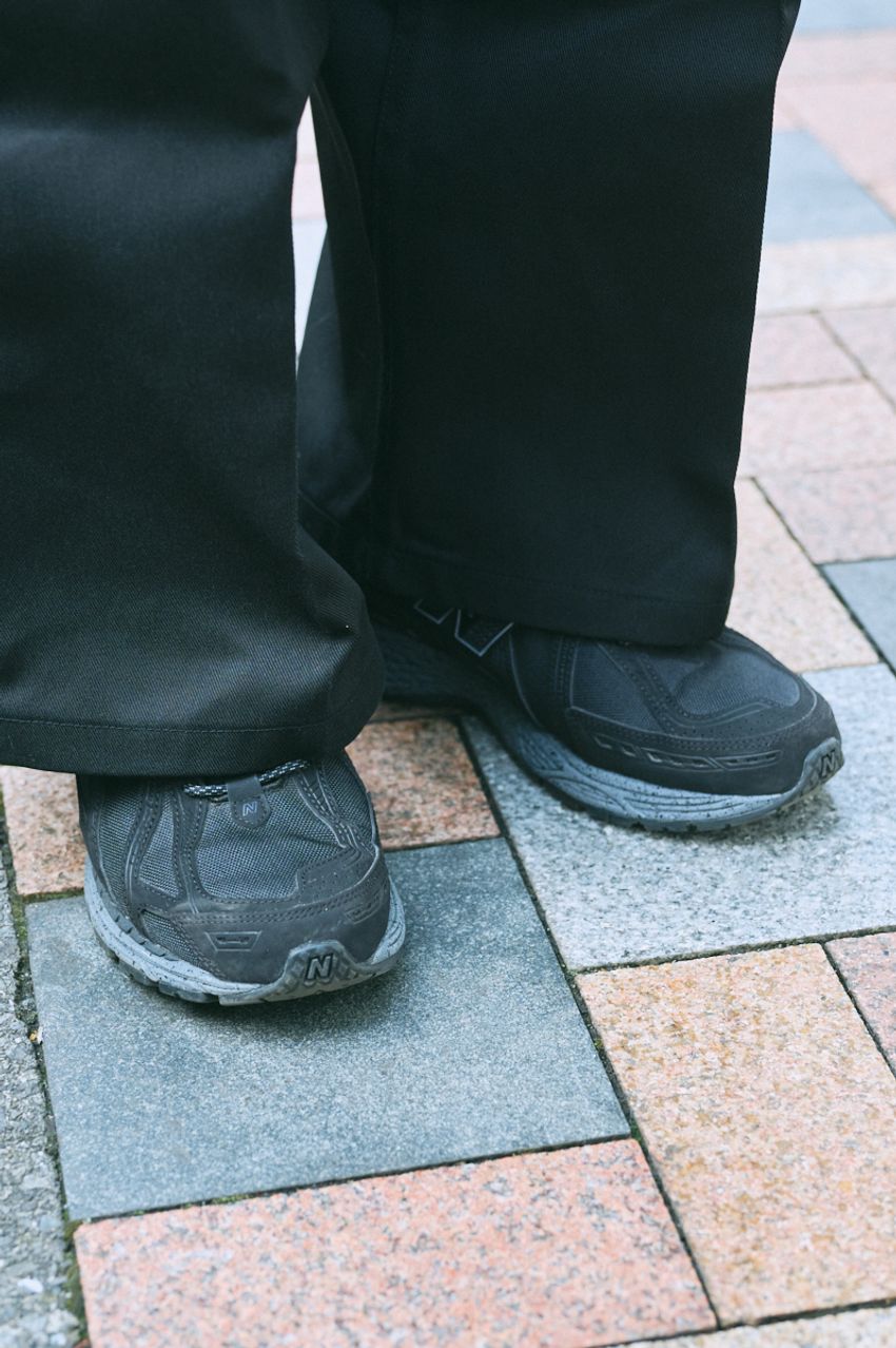 春のブラックコーデは“インナー”で差がつく！中に着込んだのはGジャン、カーディガンetc. - 4枚目の画像