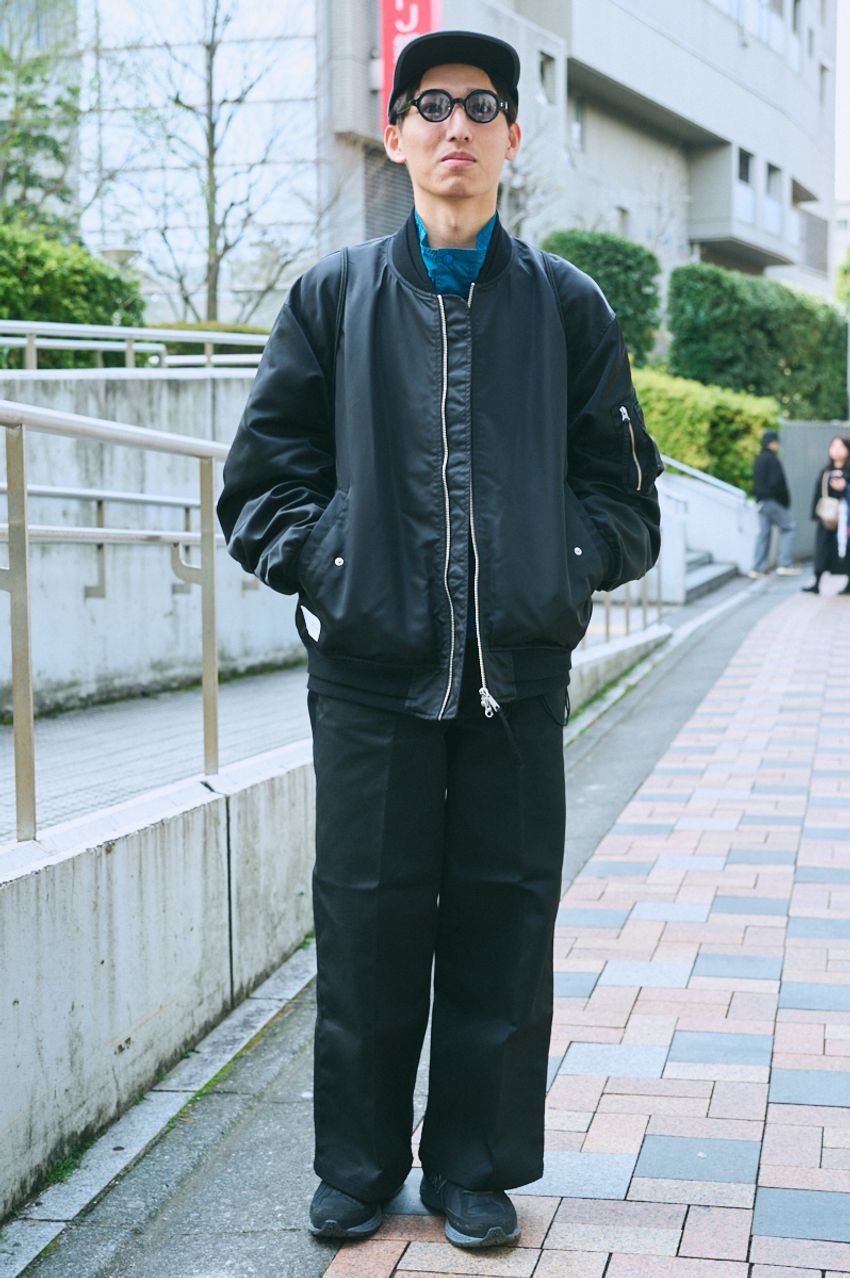 春のブラックコーデは“インナー”で差がつく！中に着込んだのはGジャン、カーディガンetc. - 2枚目の画像