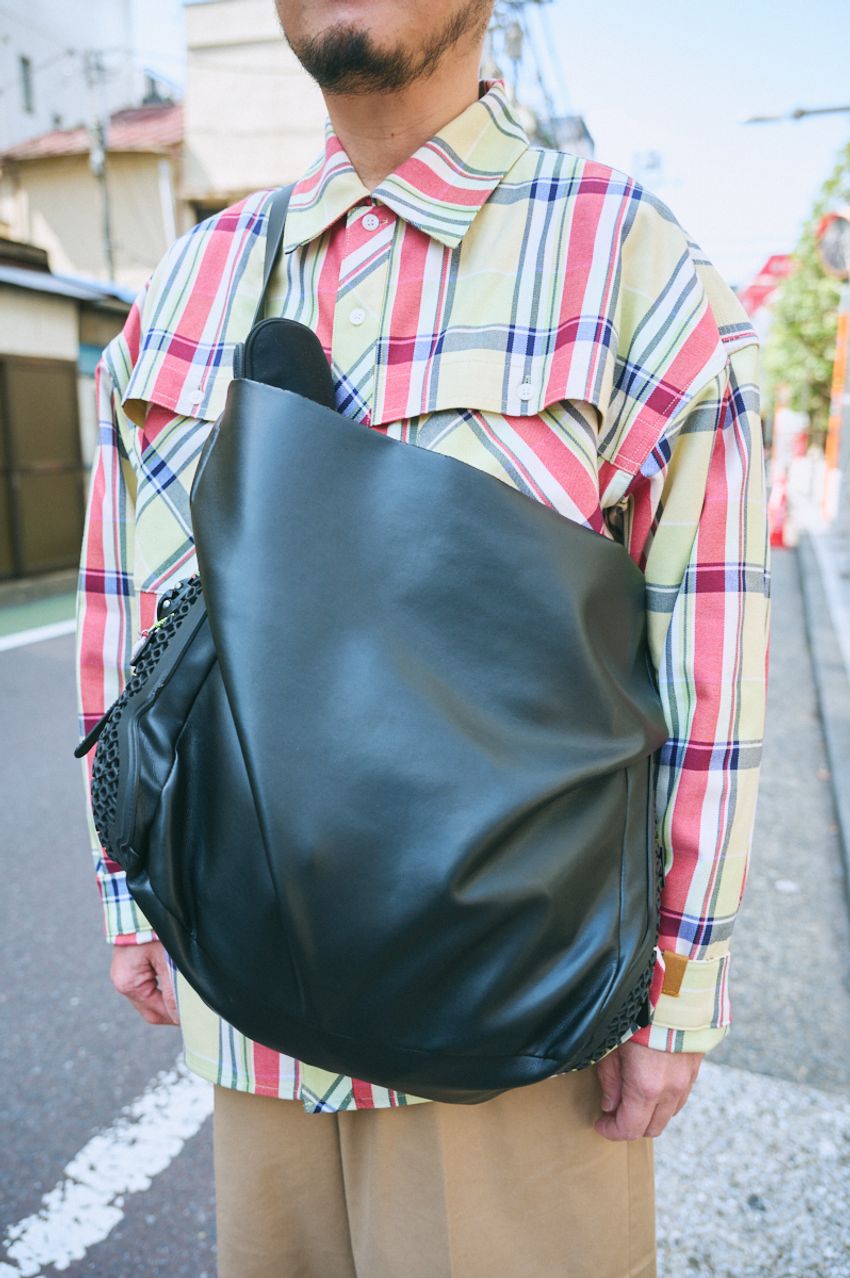 洒落て見える「シャツ×スラックス」のシルエット術。20〜50代までみんな“上下ゆるめ”だった - 10枚目の画像