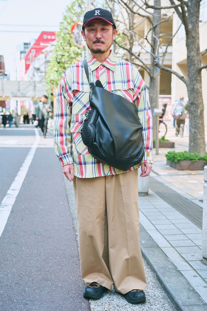 洒落て見える「シャツ×スラックス」のシルエット術。20〜50代までみんな“上下ゆるめ”だった - 8枚目の画像