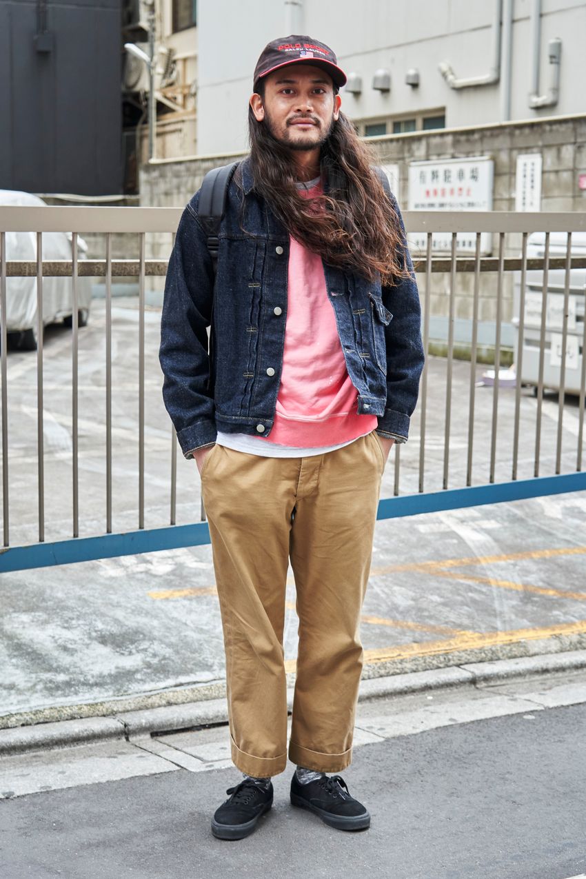 最高の相性「黒のヴァンズ×ベージュのチノパン」。街角の大人たちはこうアップデートしていた！ - 6枚目の画像