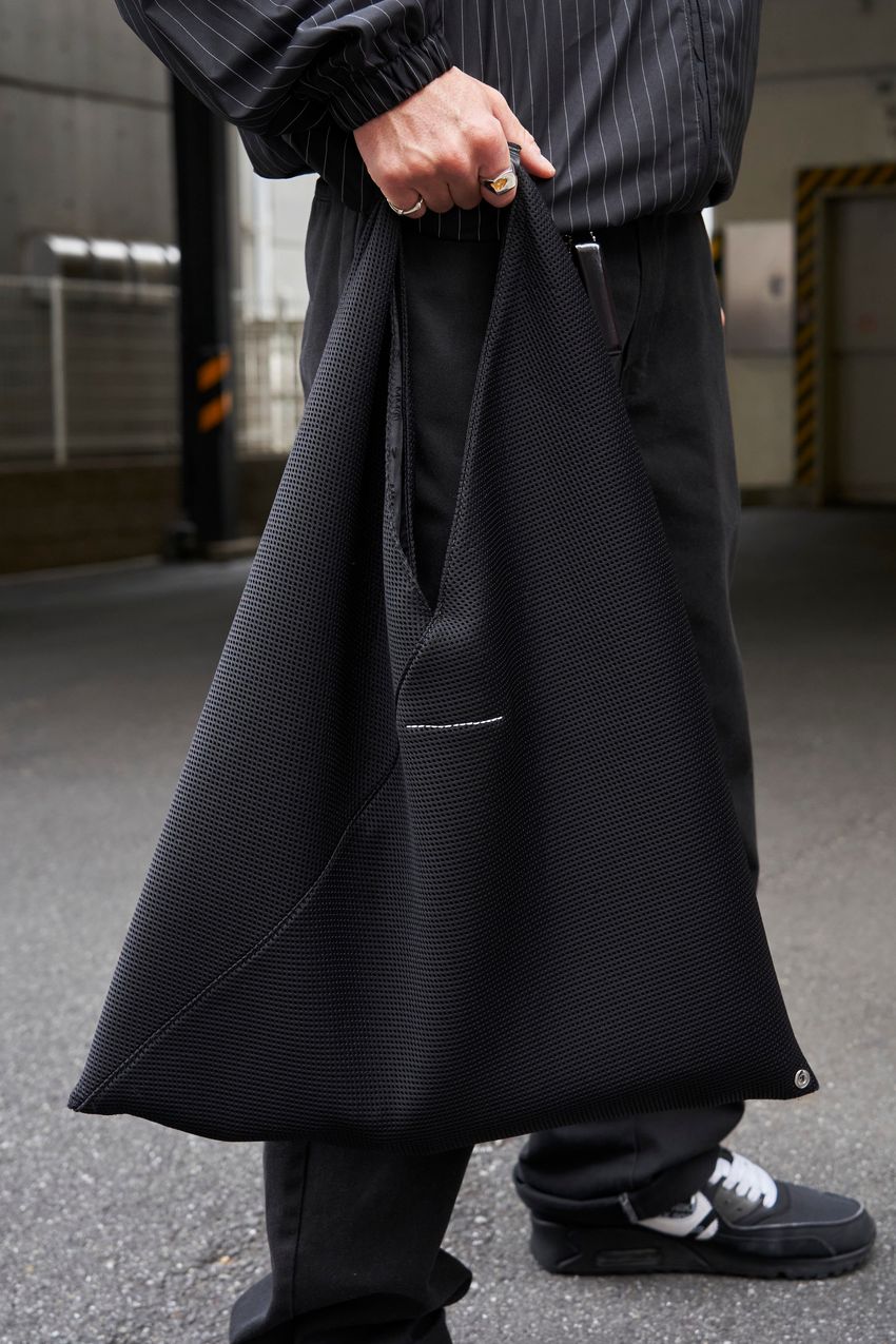 春に“あえて全身黒”を選んだ洒落者たち！「秋冬っぽくならない着こなし」のヒントをスナップで - 9枚目の画像
