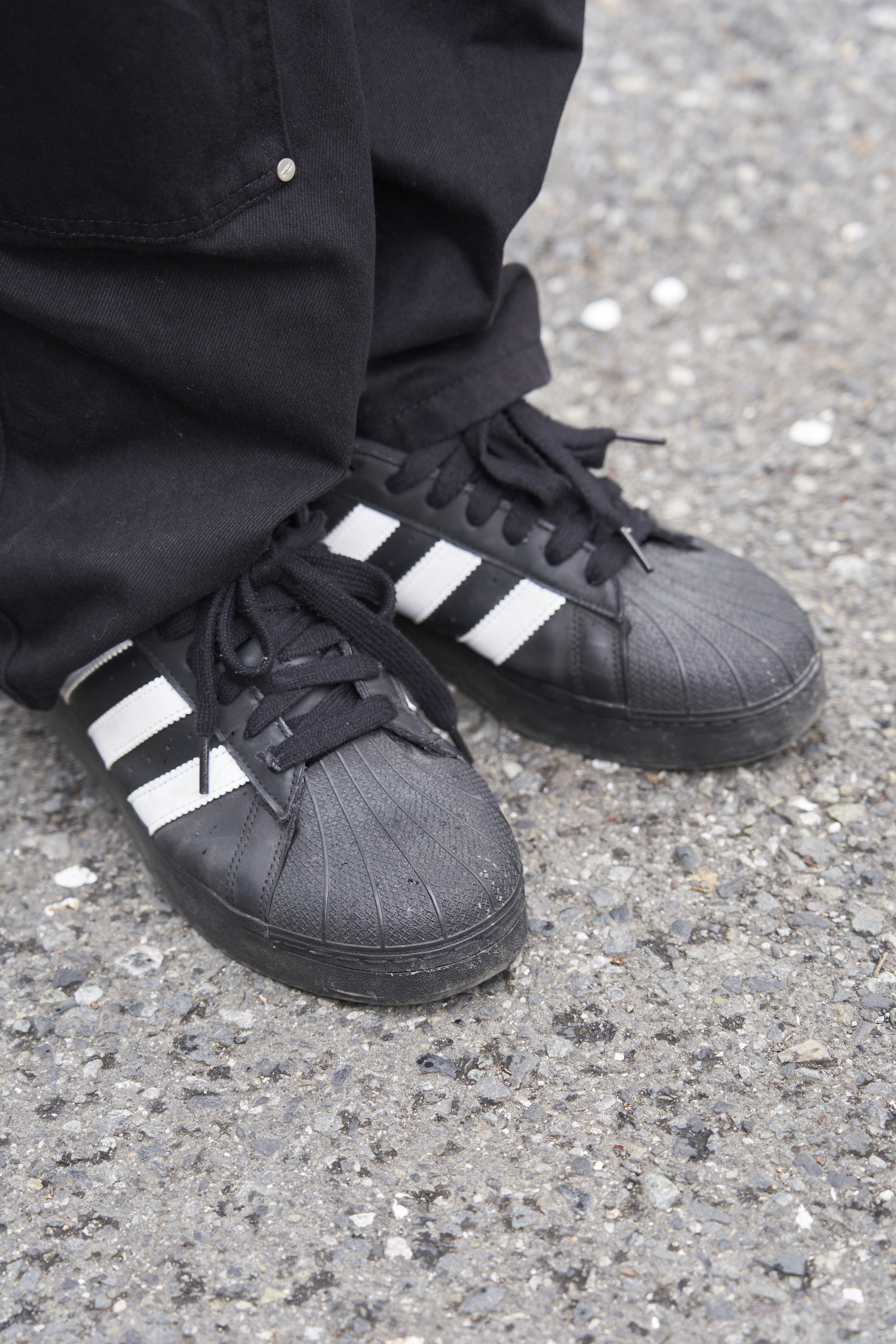 白の三本ライン”は最高のアクセント！「ブラックアディダス」でキメた