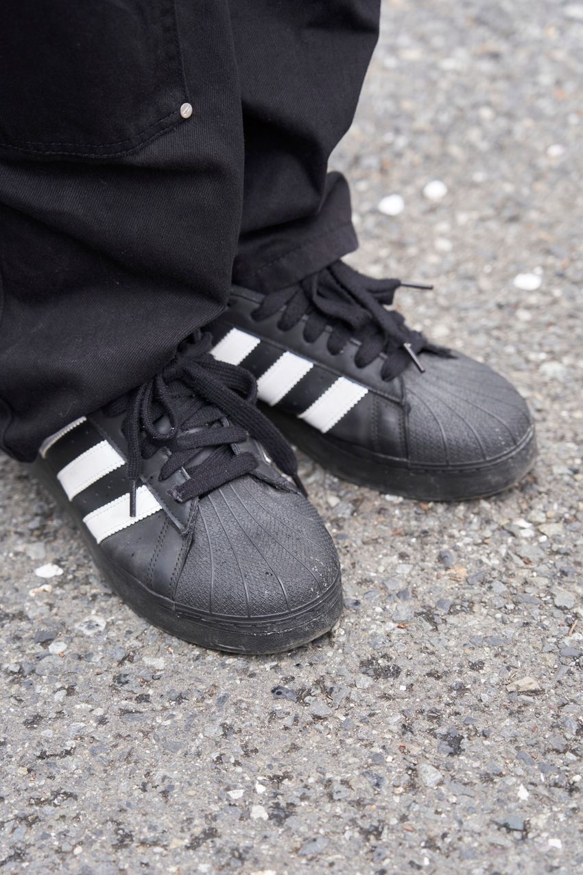 “白の三本ライン”は最高のアクセント！「ブラックアディダス」でキメた洒落者3名 - 5枚目の画像