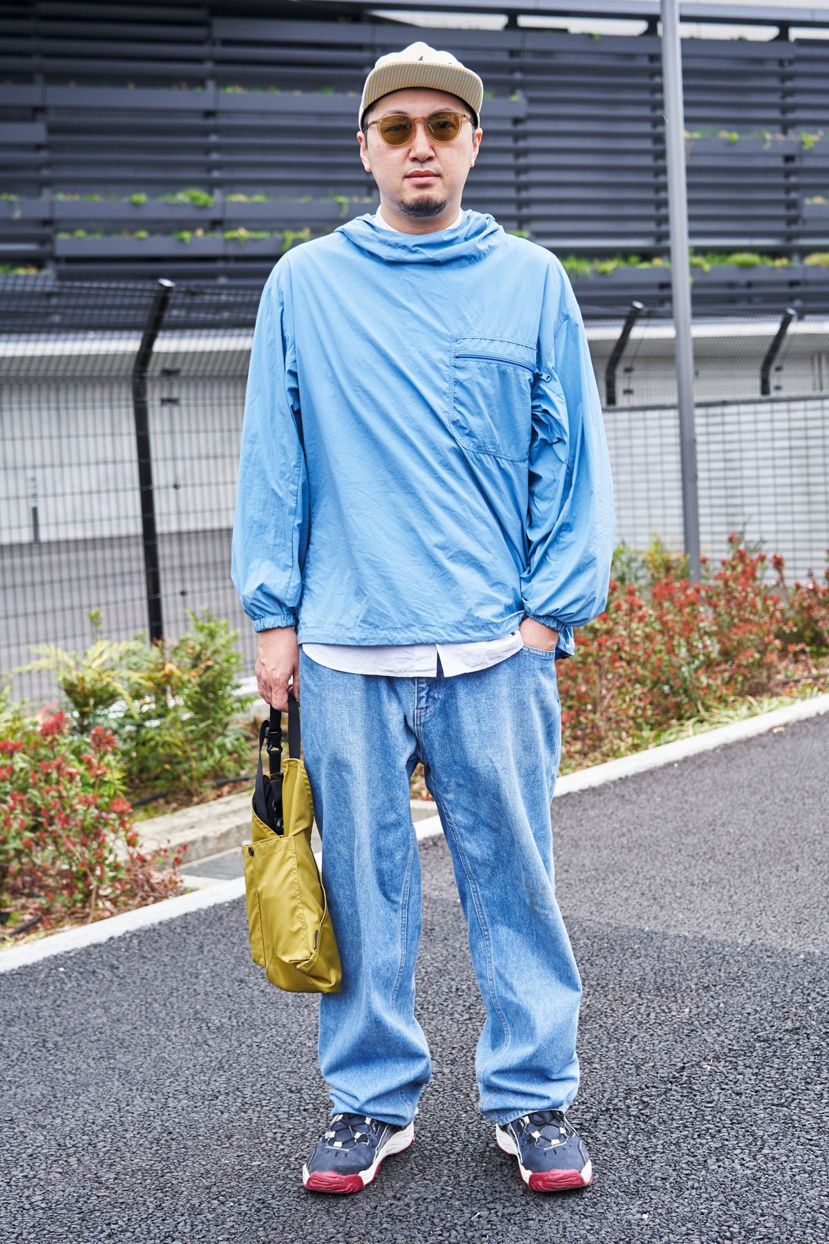 ジャケット=カブリン Tシャツ=ユニクロ デニム=グルメジーンズ シューズ=ナイキ 帽子= 古着 眼鏡=オリバーピープルズ バッグ=ネイタルデザイン