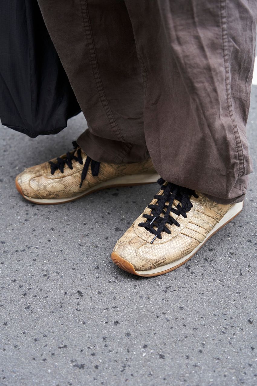 コーチJKT、カーディガンetc.春に便利な「サラ着」を羽織った3名の洒落者をスナップで - 5枚目の画像