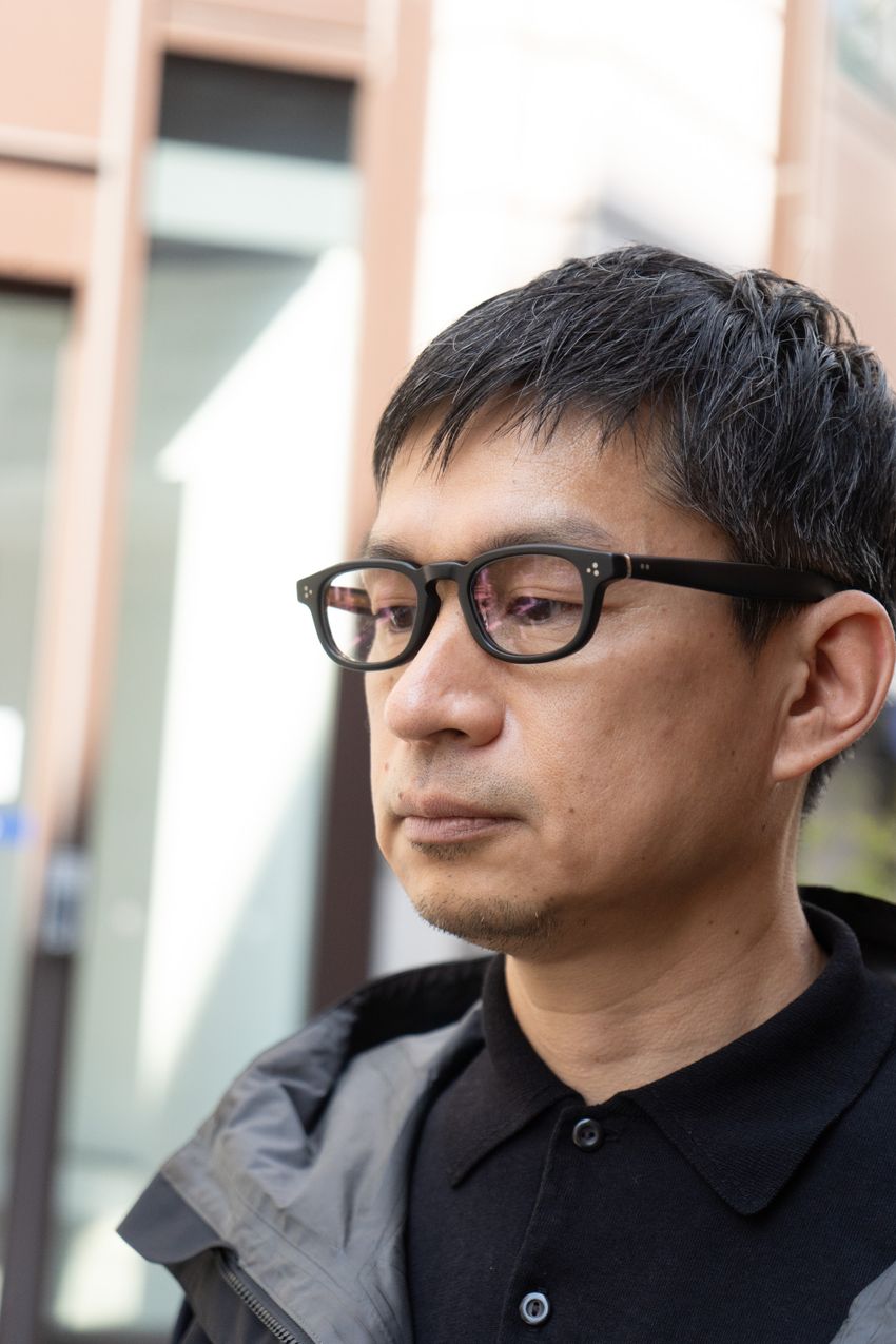 コモリ、ボーディ、ビューティー＆ユース。いま使える“黒ポロシャツ”の好例スナップ3選 - 2枚目の画像