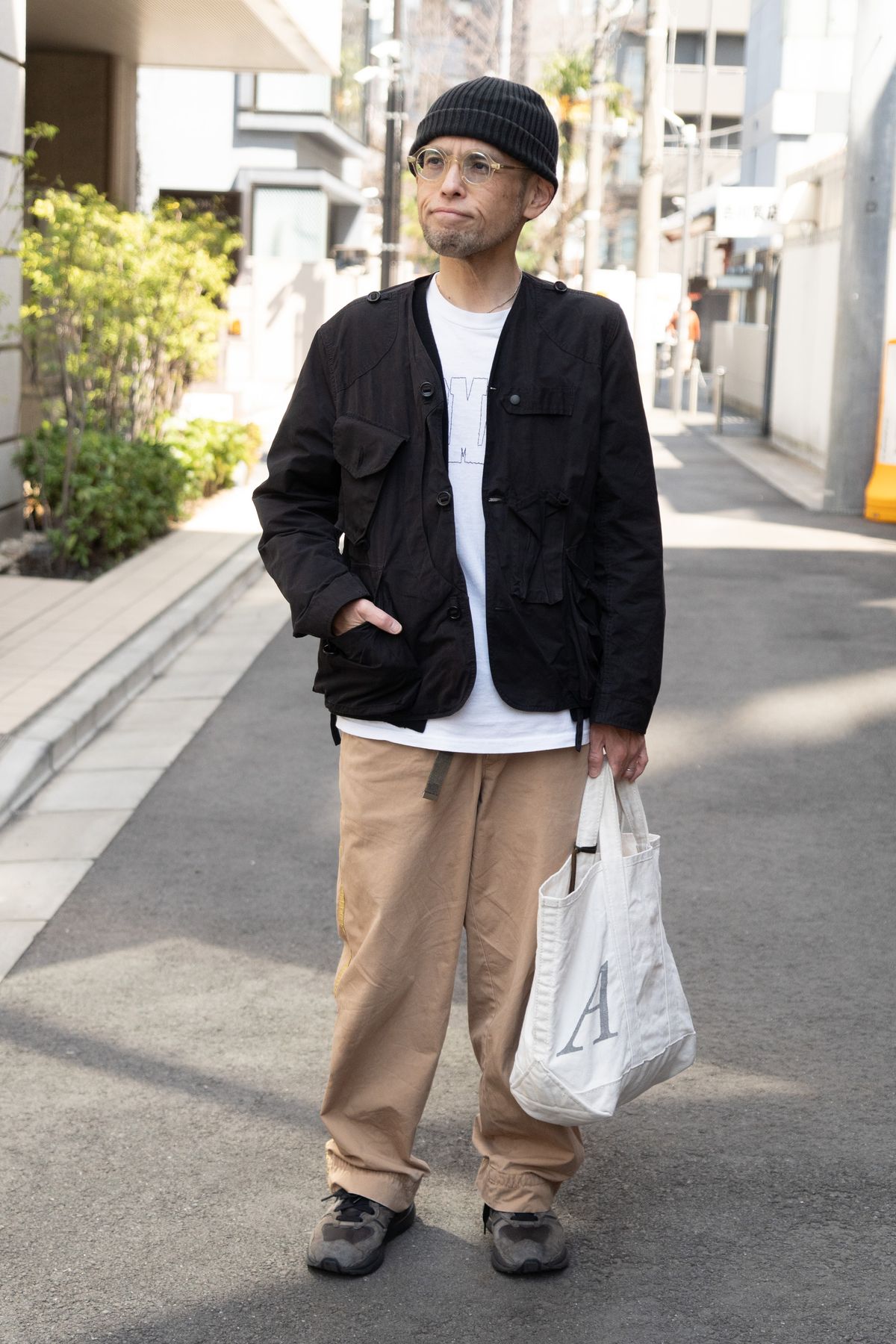 ジャケット サウスツーウエストエイト  カーディガン コムデギャルソン  Tシャツ スーパーマーケット  パンツ カラー  シューズ ニューバランス×ユナイテッドアローズ  帽子 キジマタカユキ  眼鏡 エフェクター  バッグ アナトミカ  ネックレス ドーサ