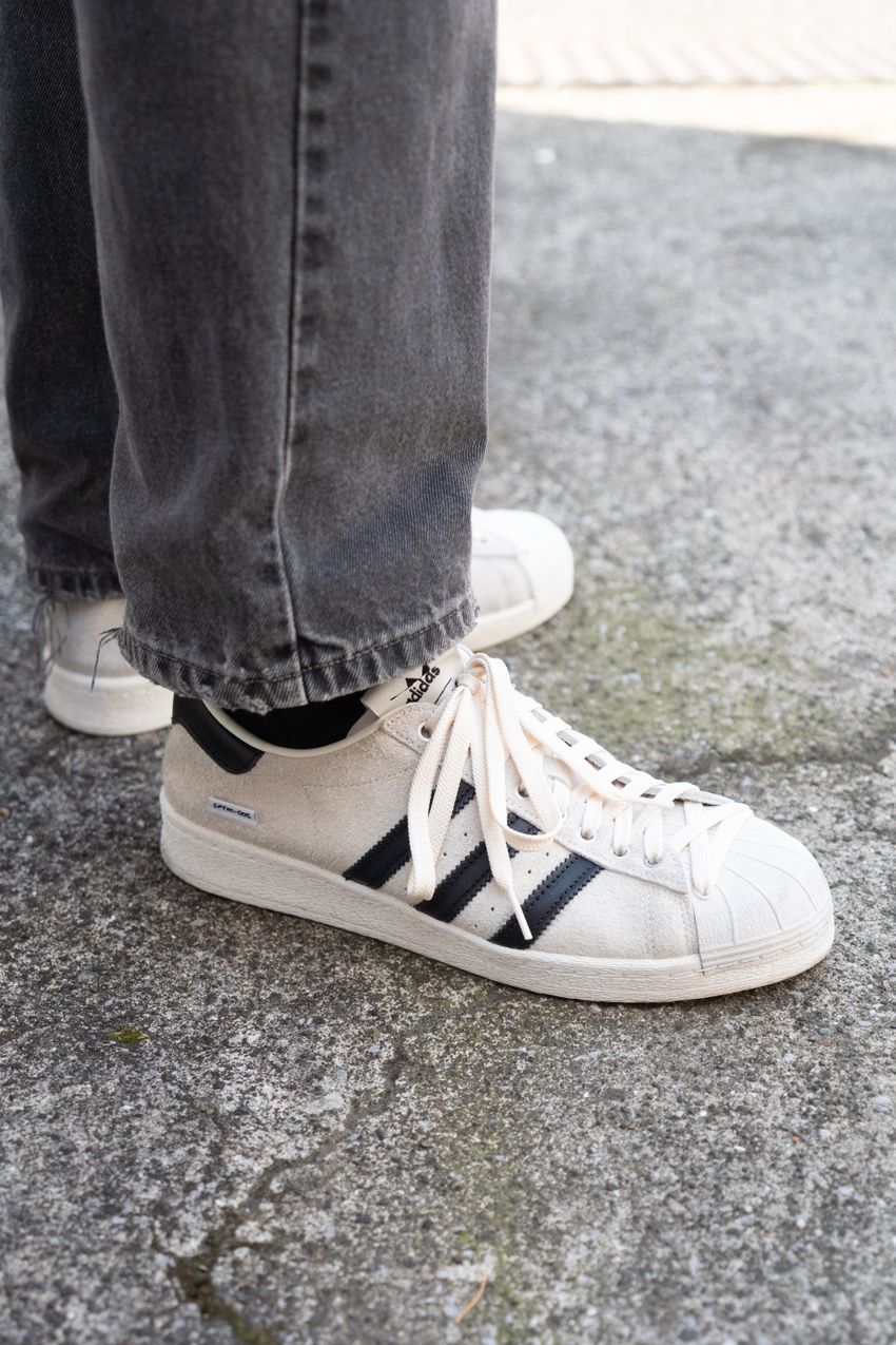 リーバイスの“ブラックデニム”はシンプルにワントーンで。街角で見つけた着こなしサンプル - 6枚目の画像