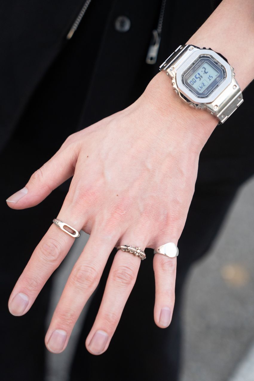 ブラックコーデでビシっとキメた3人集をスナップで。ポイントは挿し色、素材感、サイジングにあり - 6枚目の画像