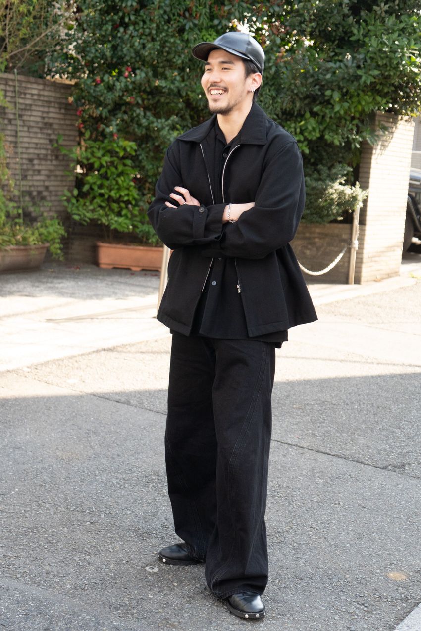 ブラックコーデでビシっとキメた3人集をスナップで。ポイントは挿し色、素材感、サイジングにあり - 5枚目の画像