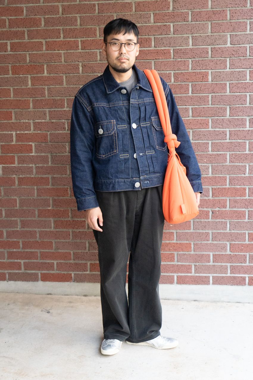トレンドの「ブラックデニム」、アウターは何を合わせてる？洒落者たちの回答はGジャン、パーカetc. - 6枚目の画像