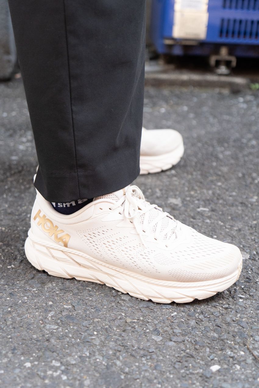 「ホカ」のスニーカーは“白 or 黒”が最適！“モノトーンコーデ“に馴染ませた3人の好サンプル - 6枚目の画像