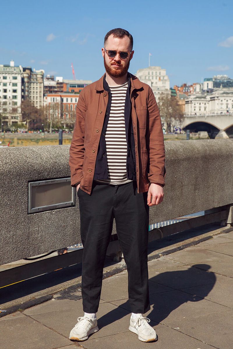 マロンブラウンのワークジャケットとプラスαでコーデに味付けを サム