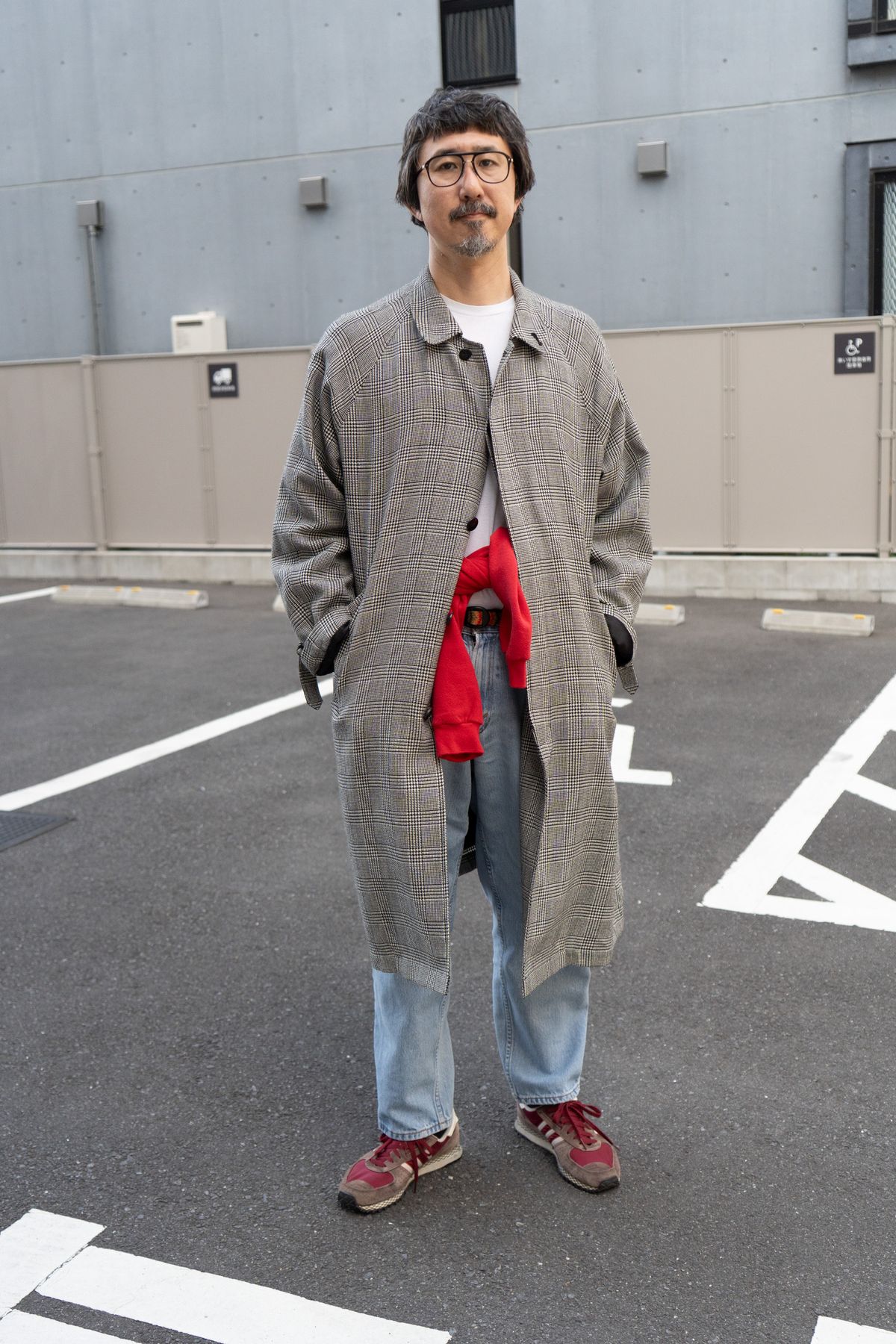 コート＝エス　スウェット、デニム＝ともに古着　Tシャツ＝ノーブランド　シューズ＝アディダス　眼鏡＝イエローズプラス　リング＝ジジ