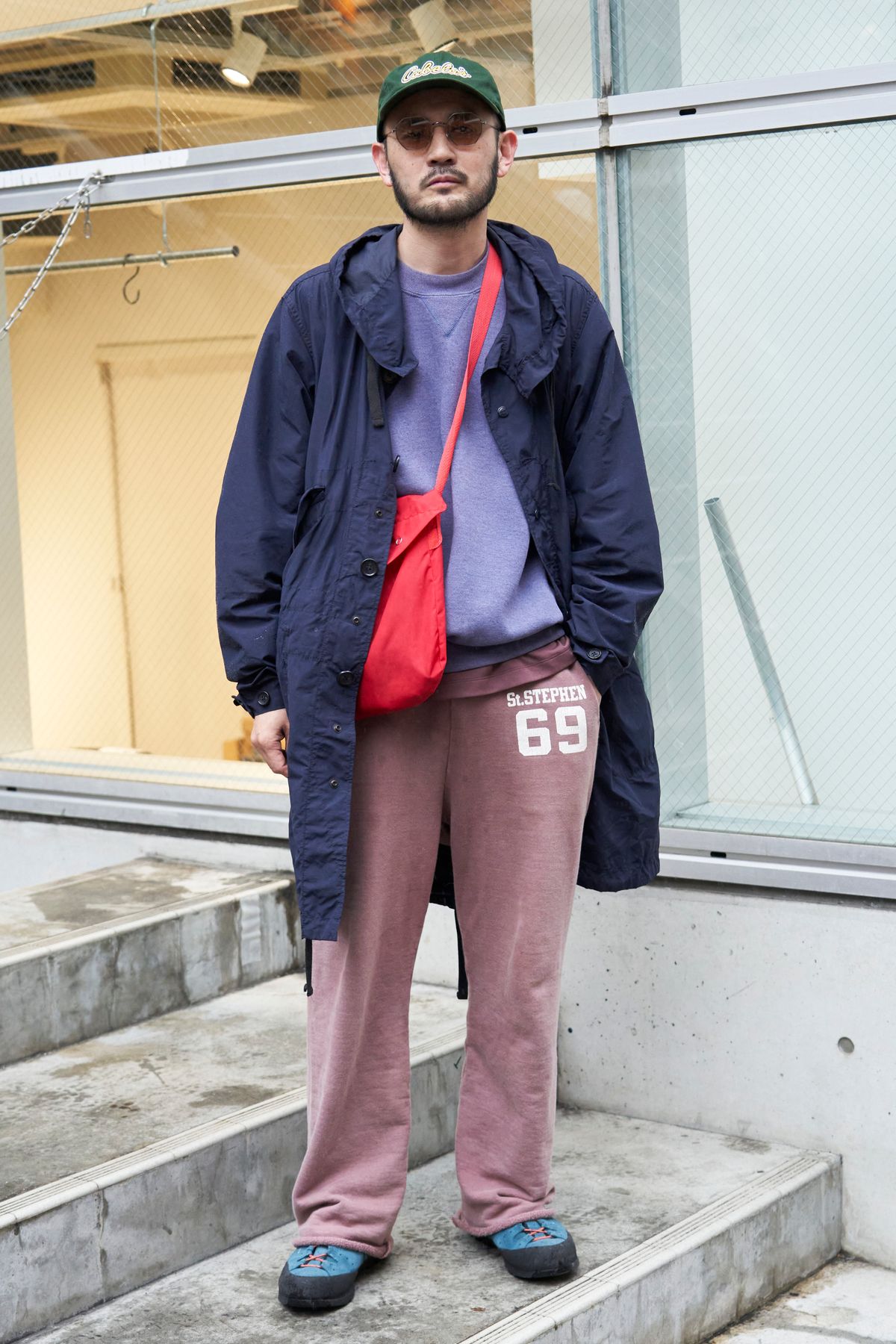 コート、バッグ＝ともにエンジニアドガーメンツ　スウェット＝ラッセルアスレチック　パンツ＝バウワウ　帽子＝カベラス　眼鏡＝エッセイ　リング＝ティファニー