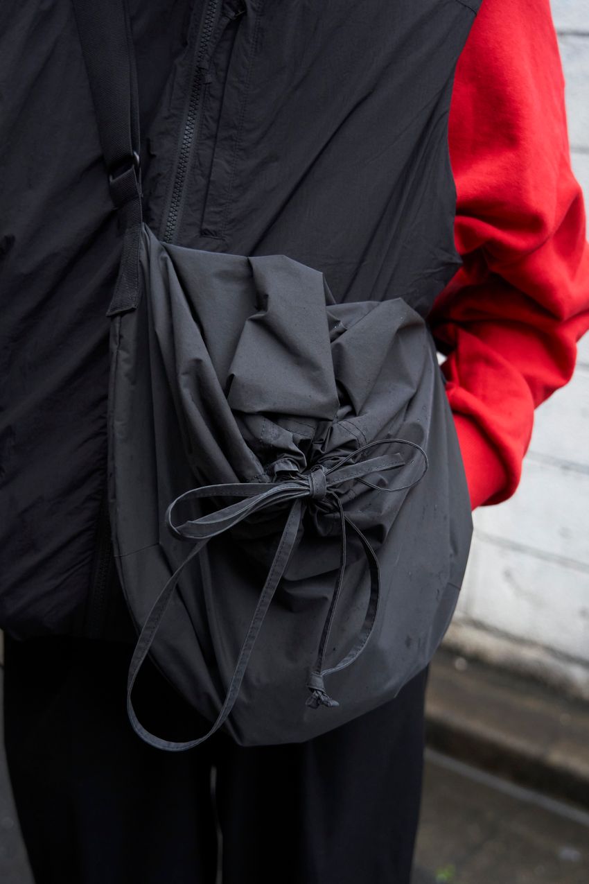 ミニショルダーが流行の兆し。ユニクロ、マルジェラetc.バッグ使いが巧みな3名を街角スナップから厳選 - 6枚目の画像