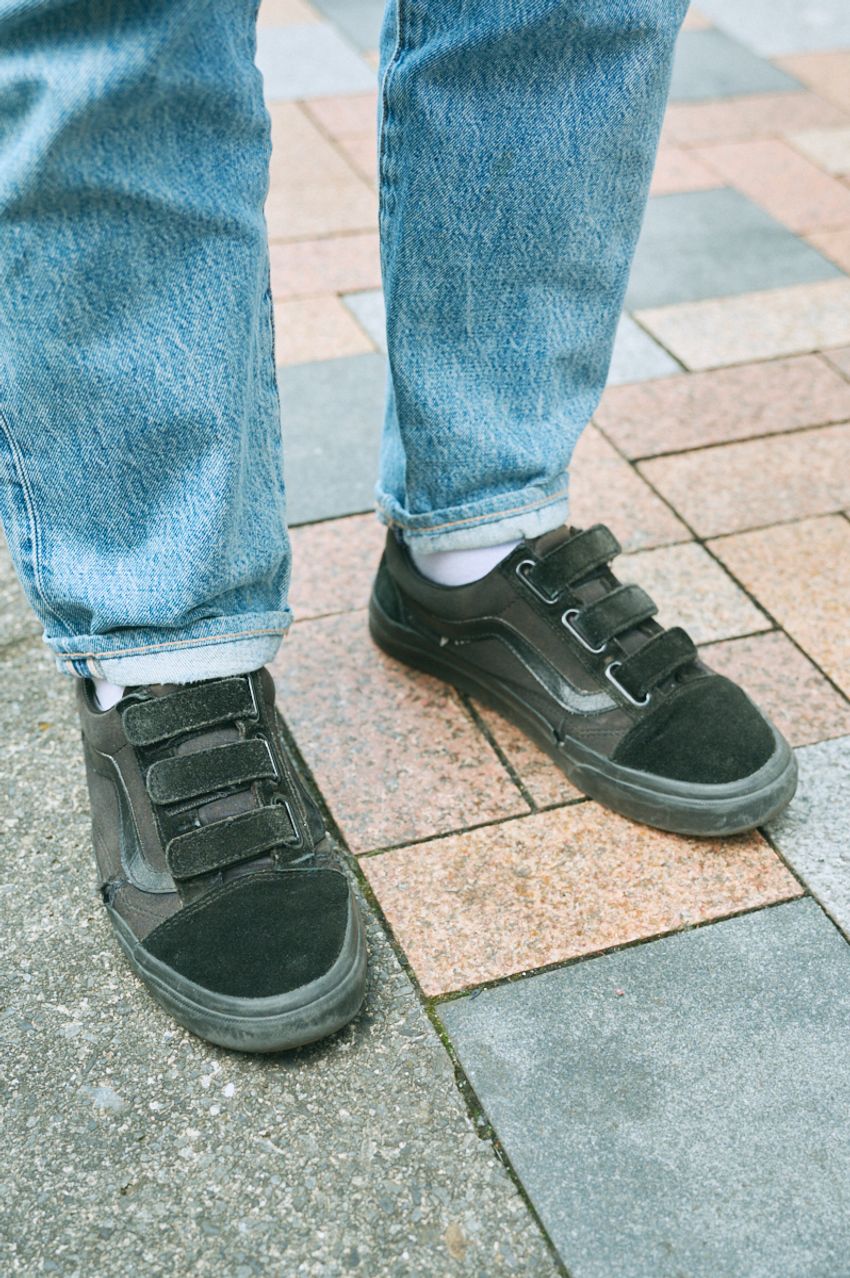 ブルーのデニムは“ブラックのヴァンズ”で引き締めるのが正解！街角スナップに見る3名のお手本 - 3枚目の画像