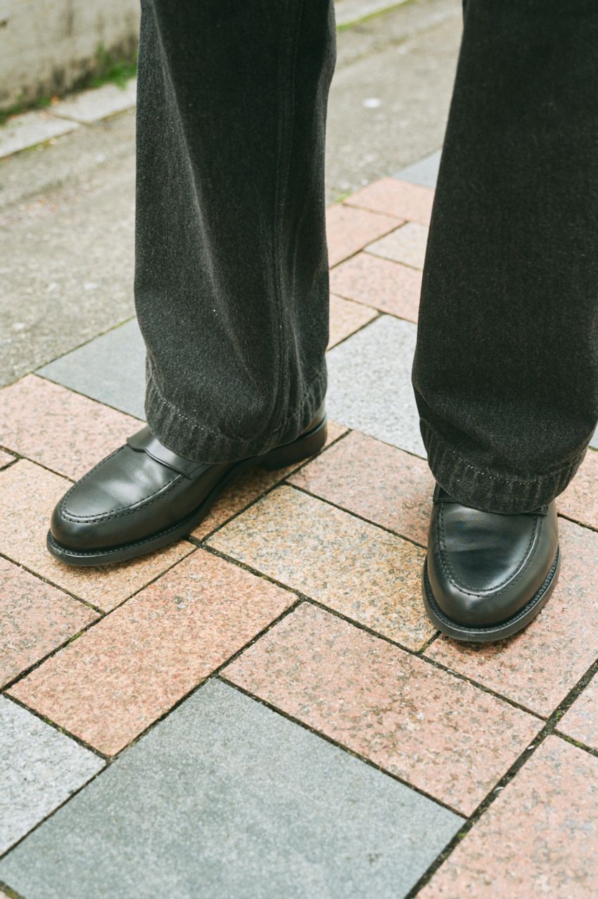 「シャツコーデには“ベスト”を重ねるのがベスト」と示す3名をスナップ！寒暖差対策もバッチリ - 8枚目の画像