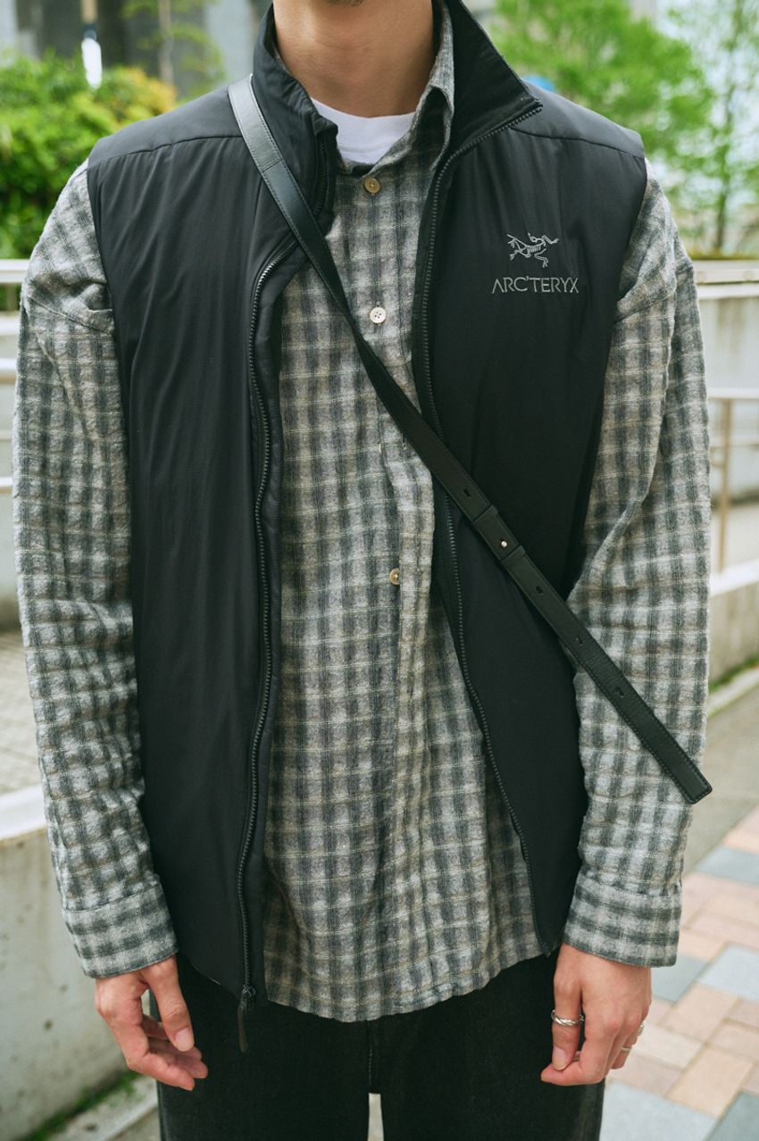 「シャツコーデには“ベスト”を重ねるのがベスト」と示す3名をスナップ！寒暖差対策もバッチリ - 9枚目の画像