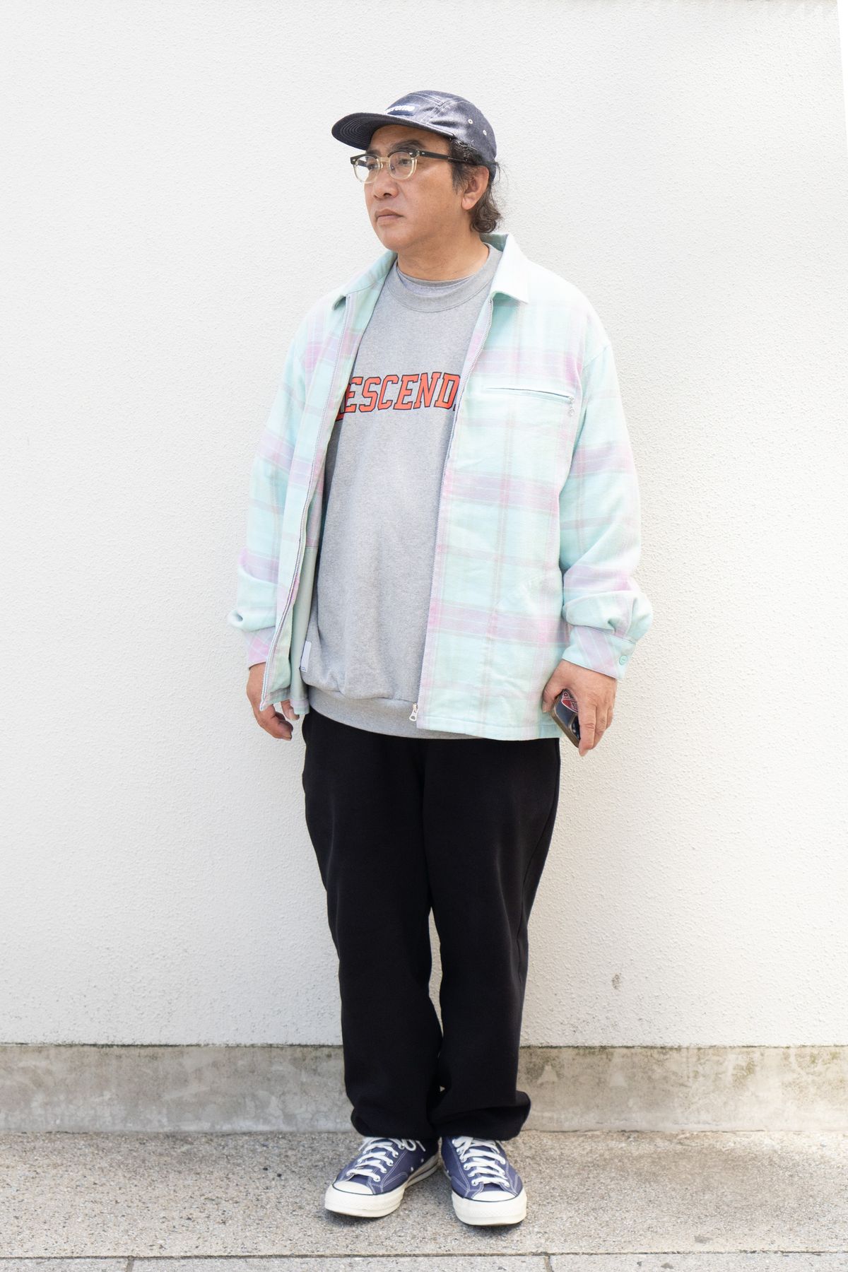 ジャケット＝チャレンジャー　スウェット＝ディセンダント　パンツ＝ロサンゼルスアパレル　シューズ＝コンバース　帽子＝シュプリーム　眼鏡＝白山眼鏡店×テンダーロイン