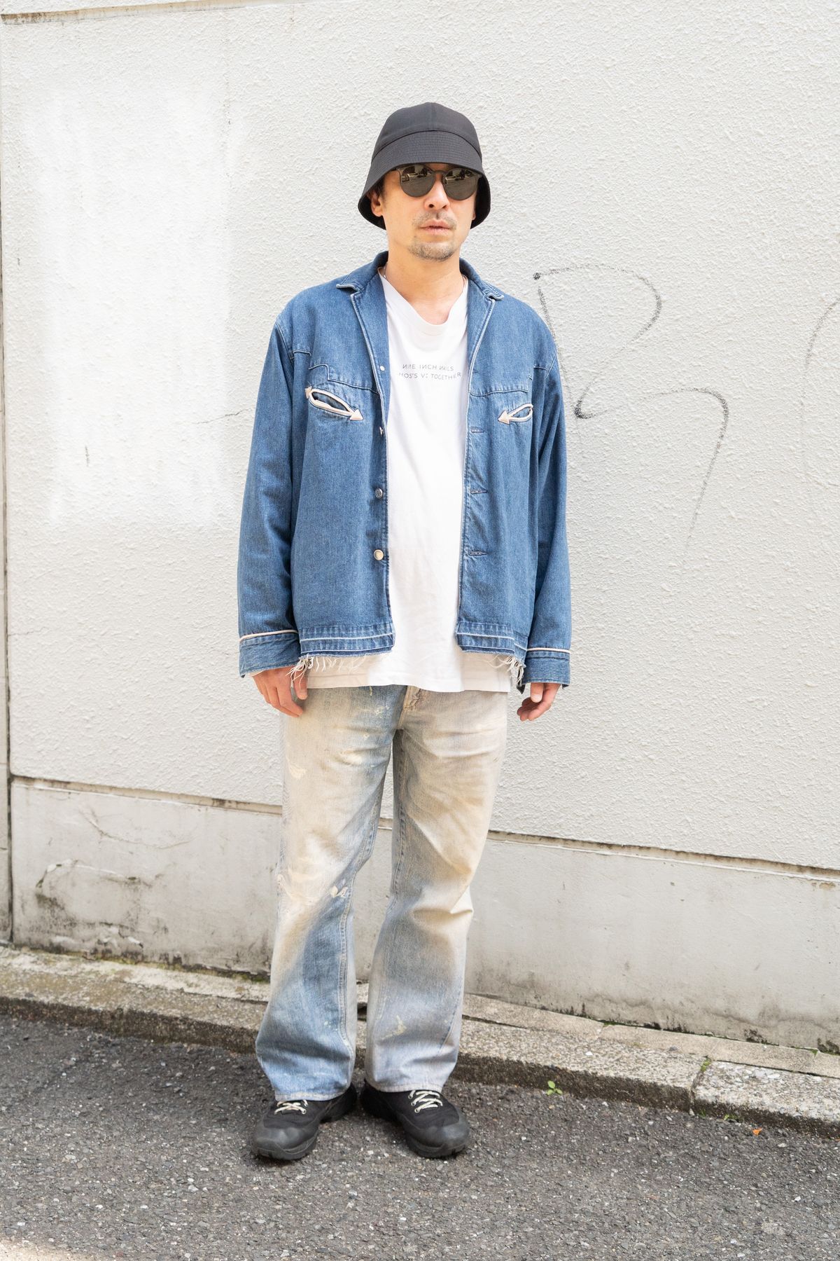 ジャケット＝タナカ　Tシャツ＝コモリ　デニム＝アワーレガシー　シューズ＝ロア　帽子＝キジマタカユキ　眼鏡＝モンクレール　ネックレス＝ヴィンテージ　腕時計＝カルティエ