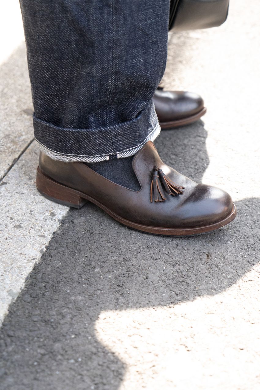 “濃紺デニム”人気がストリートにカムバック！洒落者たち3名が示す最新トレンドの傾向 - 5枚目の画像