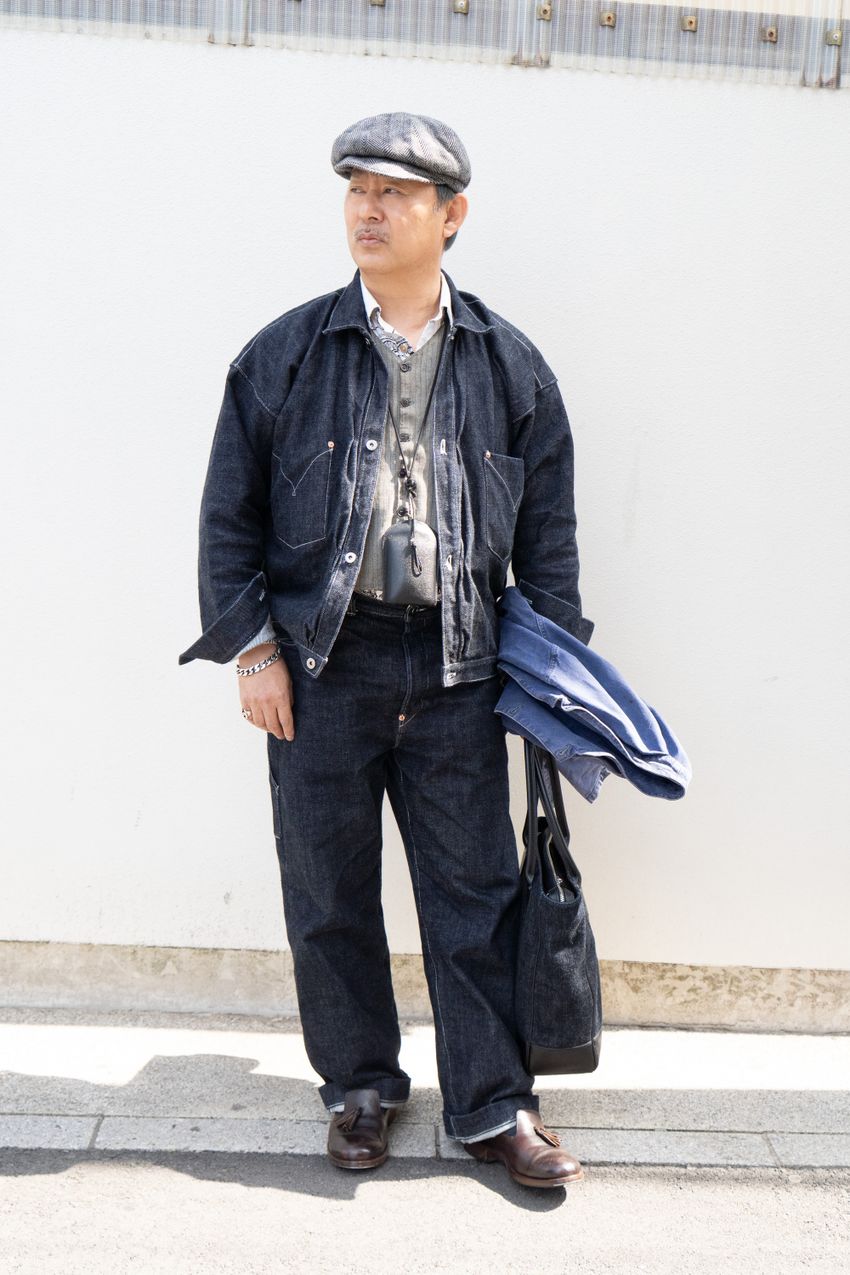 “濃紺デニム”人気がストリートにカムバック！洒落者たち3名が示す最新トレンドの傾向 - 4枚目の画像