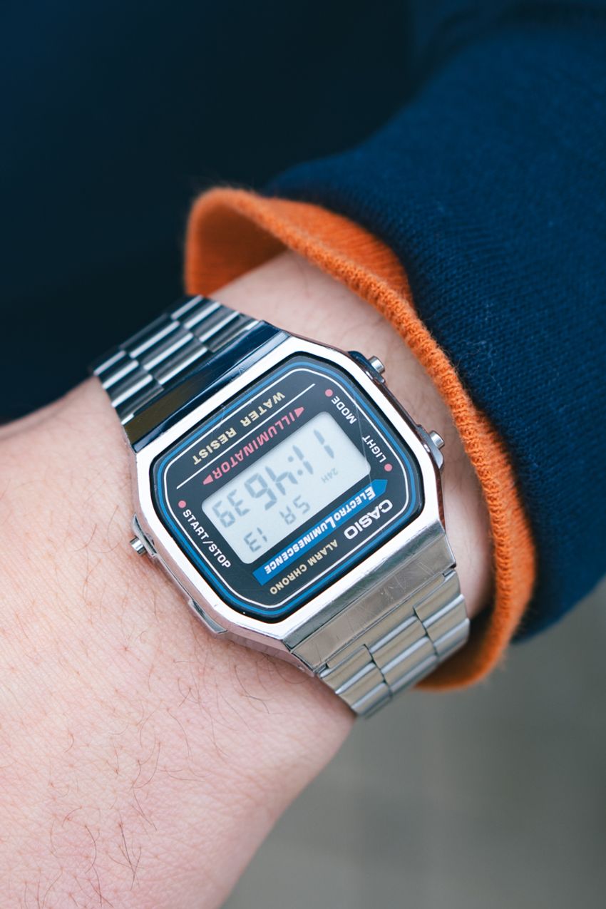 センス良きポップなデザイン！人気の“レタードスウェット”を取り入れた街角の3人 - 6枚目の画像