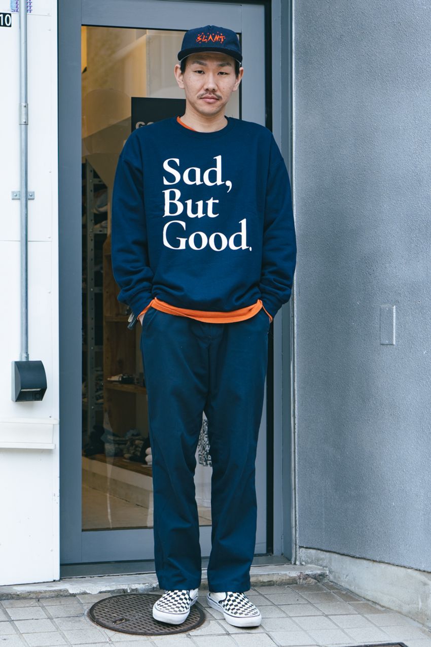 デニム、スウェットetc.今季もみんな「青」が好き！4月の街で見つけたブルーコーデ3選 - 2枚目の画像