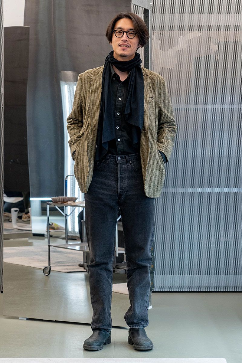 ジャケット、シャツ=ともにエンジニアド ガーメンツ デニム=リーバイス ブーツ=ブランドストーン 眼鏡=タートオプティカルアーネル リング=マムアトリエ