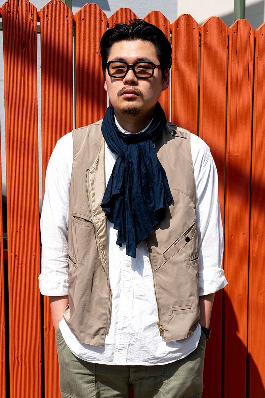 「シャツコーデには“ベスト”を重ねるのがベスト」と示す3名をスナップ！寒暖差対策もバッチリ - 3枚目の画像