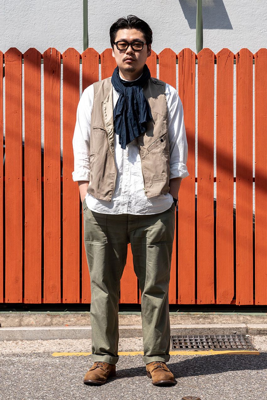 「シャツコーデには“ベスト”を重ねるのがベスト」と示す3名をスナップ！寒暖差対策もバッチリ - 2枚目の画像