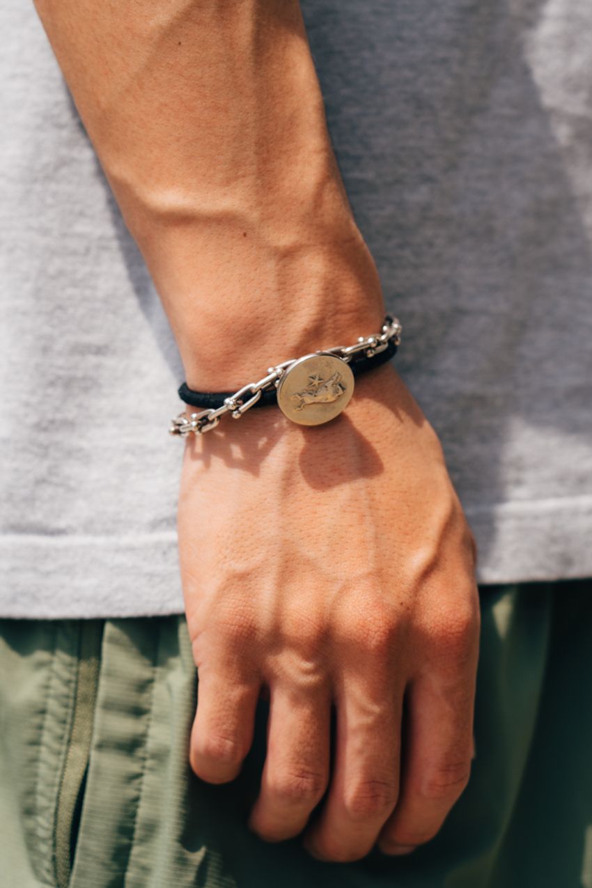 「ロンT×短パン」コーデの“こなれテク”をスナップで！ ポイントは色リンクと小物使い - 4枚目の画像