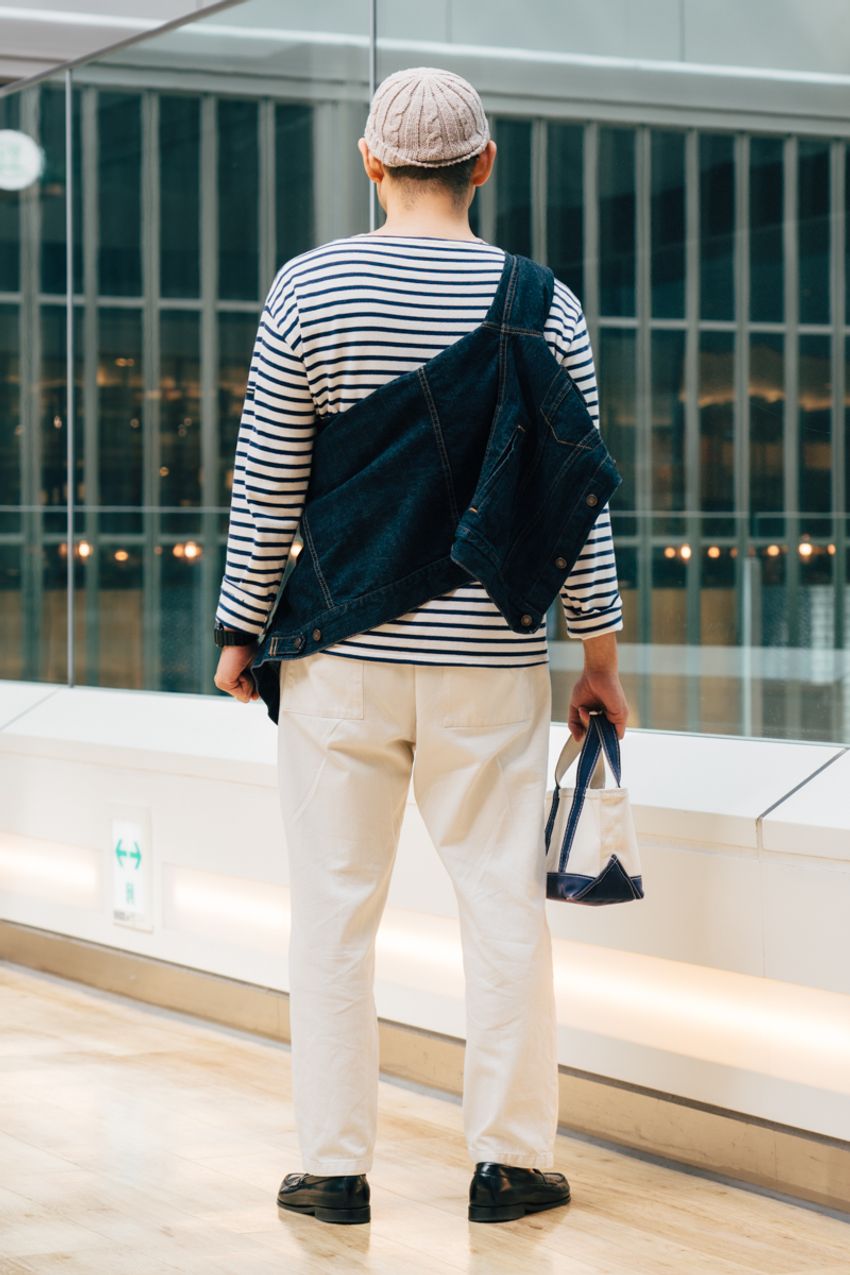 大人の「無印良品」活用法を街角スナップで。愛用品は白パンツ、ジャケット、そして…… - 4枚目の画像
