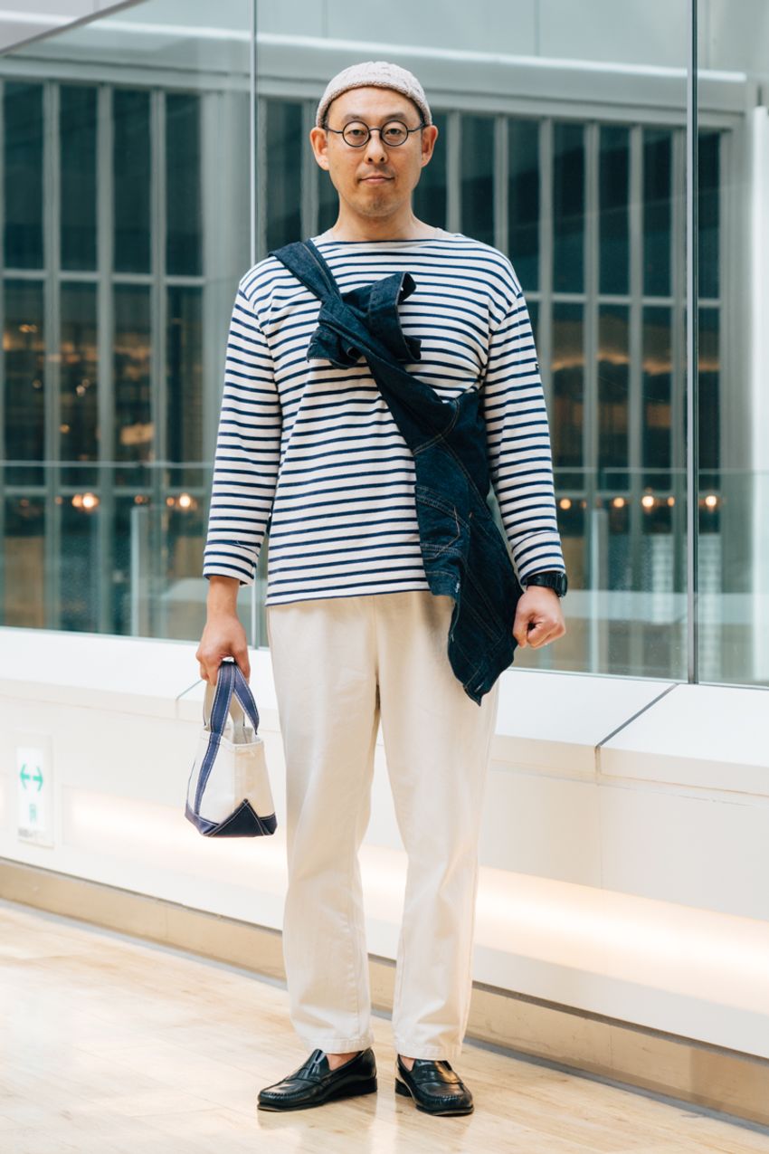 大人の「無印良品」活用法を街角スナップで。愛用品は白パンツ、ジャケット、そして…… - 6枚目の画像