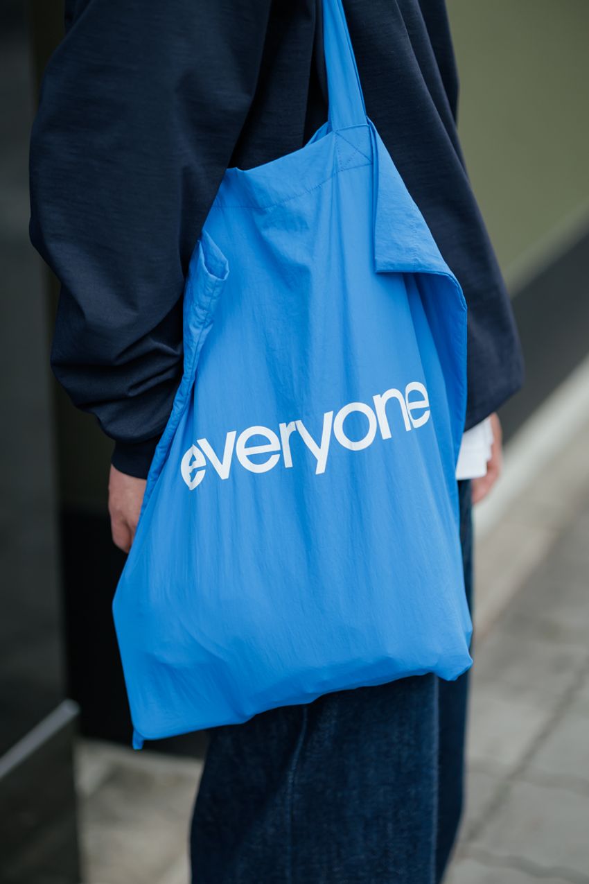 「白×ネイビー」の万能カラーコーデをさらにセンス良く見せるテクニック！タックイン、チラ見せetc. - 9枚目の画像