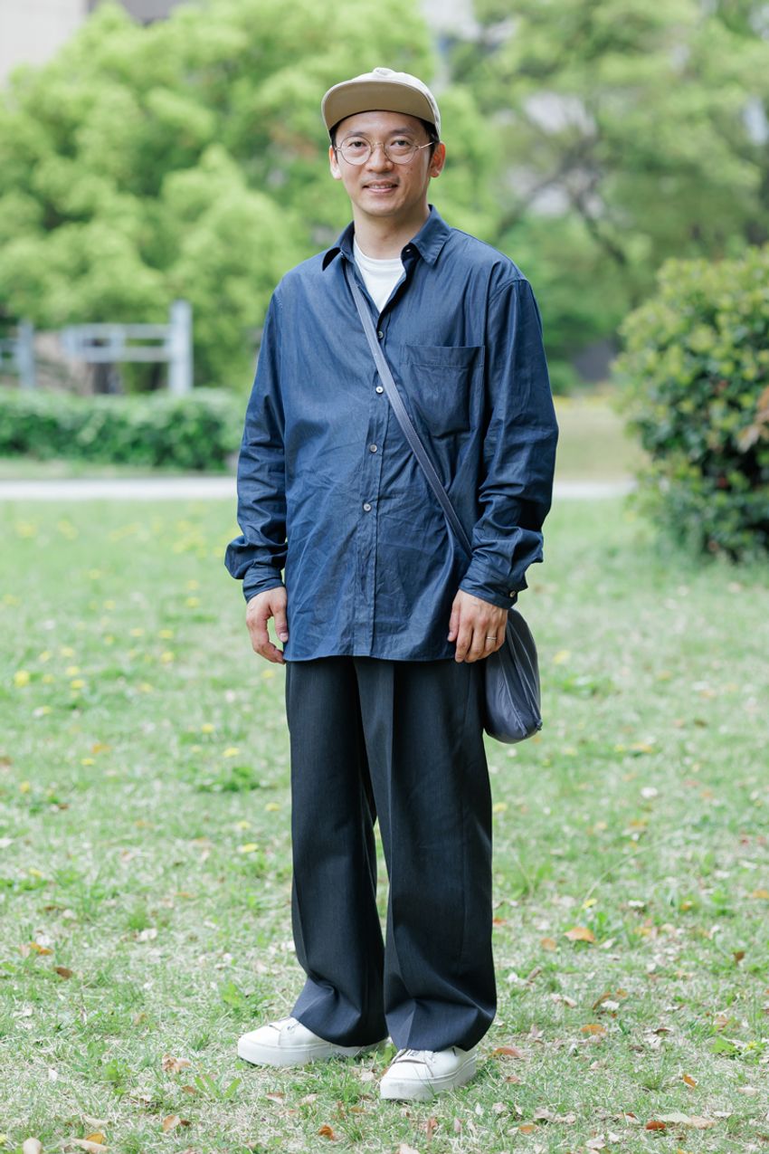 40、50代が証明！オーバーサイズのシャツをだらしなく見せない“ワントーン”の鉄則 - 9枚目の画像