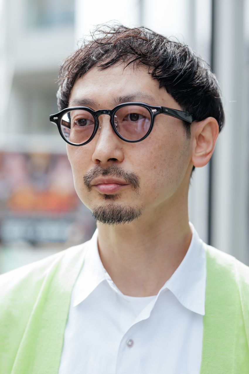 「白シャツ×デニム」の定番コーデに街の人はどんな味付けをした？参考になるテクニック集 - 3枚目の画像