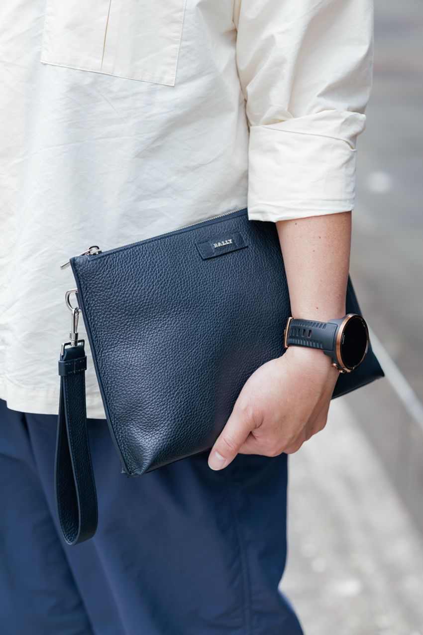 “白シャツ”を使ったこなれシンプルスタイル3選！ デザイン違いで印象がガラリと変わる - 5枚目の画像