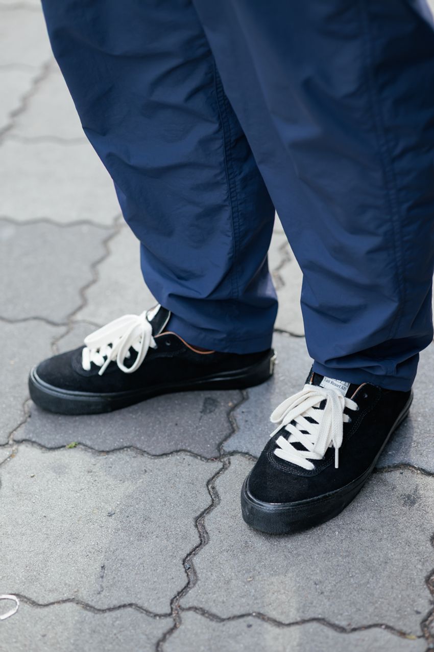 黒より“ちょい軽”なネイビーパンツ。好印象な3人の着こなし好サンプルをスナップで - 8枚目の画像