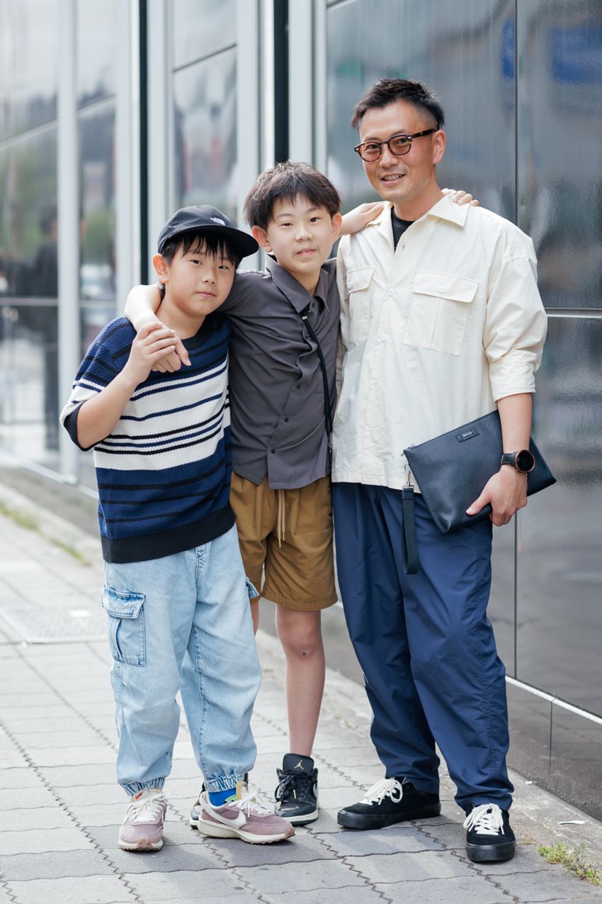 黒より“ちょい軽”なネイビーパンツ。好印象な3人の着こなし好サンプルをスナップで - 7枚目の画像