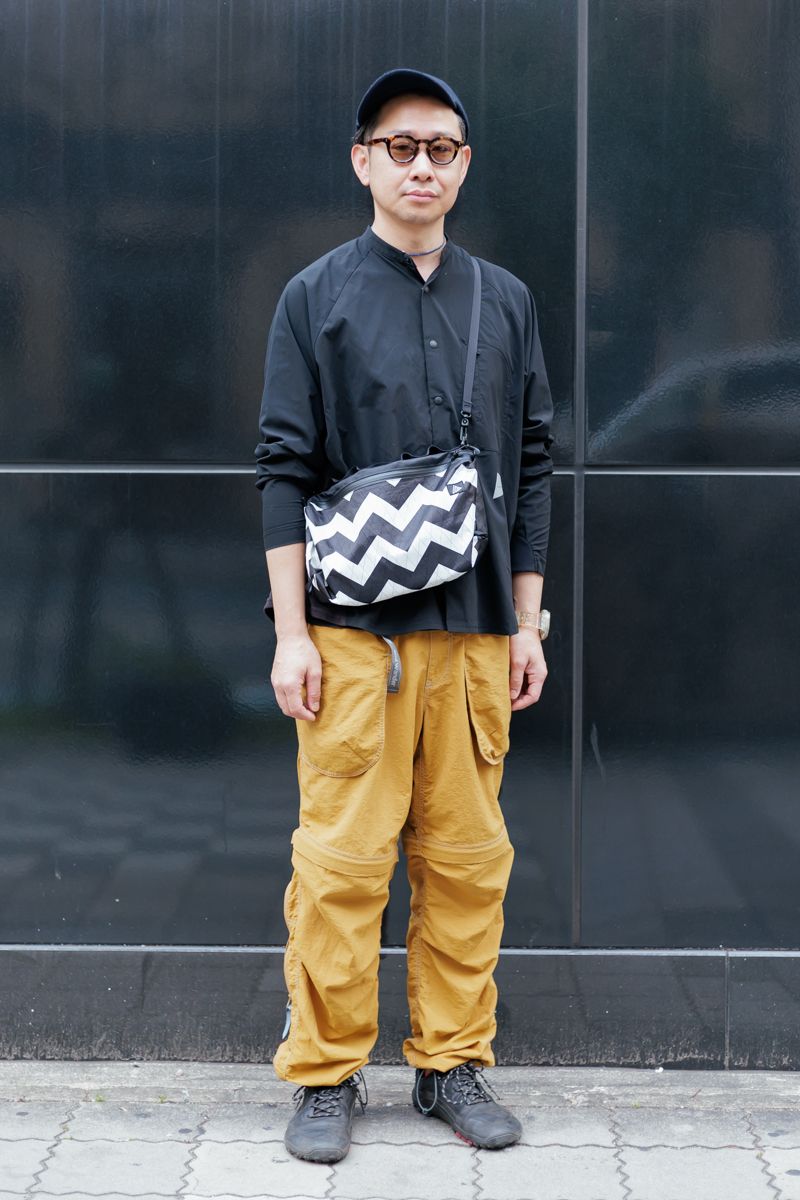 シャツ、パンツ=ともにアンドワンダー シューズ=ビボベアフット 帽子=アンドワンダー×メゾンキツネ バッグ=アンジョーギア 腕時計=アップル