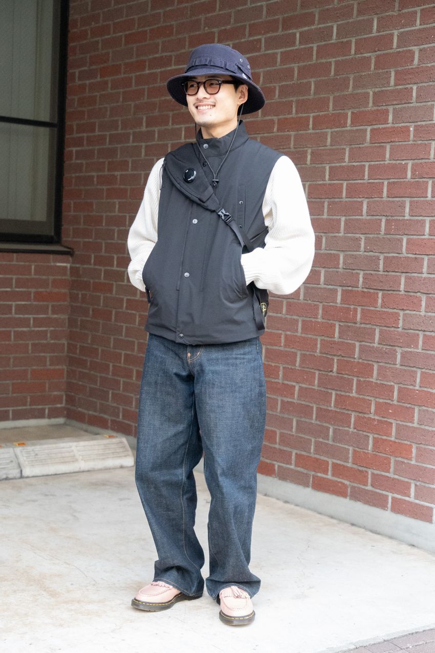 万能すぎる“黒ベスト”。5人の実例で解く、“着回し力最強”とされる理由 - 2枚目の画像