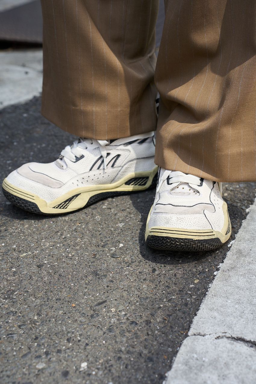 洒落て見える「シャツ×スラックス」のシルエット術。20〜50代までみんな“上下ゆるめ”だった - 3枚目の画像