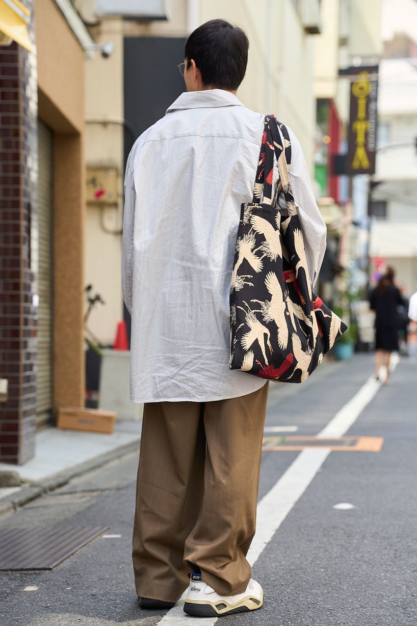 洒落て見える「シャツ×スラックス」のシルエット術。20〜50代までみんな“上下ゆるめ”だった - 4枚目の画像