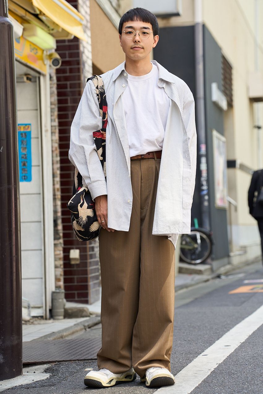 洒落て見える「シャツ×スラックス」のシルエット術。20〜50代までみんな“上下ゆるめ”だった - 2枚目の画像