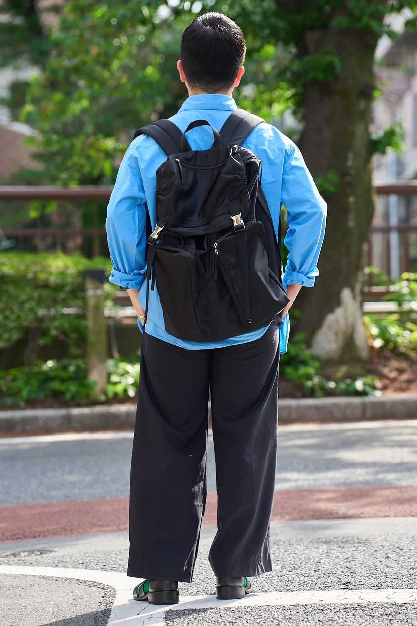 太さが絶妙な「ワイドパンツ」コーデ3選！春定番のシャツやロンTを合わせた大人をスナップで - 8枚目の画像