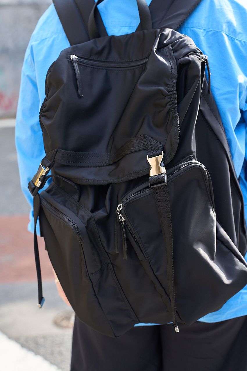 太さが絶妙な「ワイドパンツ」コーデ3選！春定番のシャツやロンTを合わせた大人をスナップで - 9枚目の画像